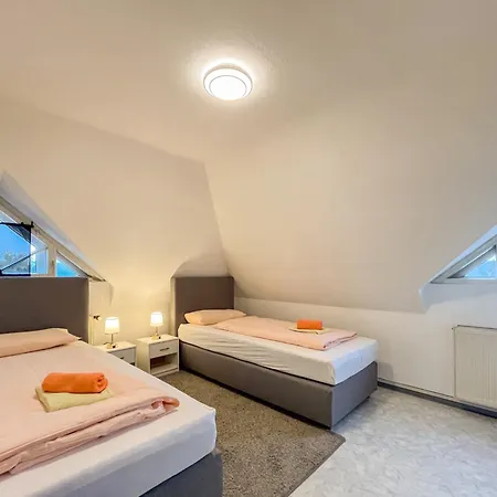 Komplettes Haus - Gr Gruppen - 3 Kuechen - 3 Baeder - Parkplaetze 3*