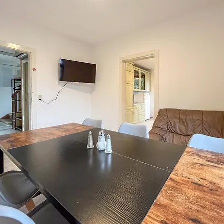 Komplettes Haus - Gr Gruppen - 3 Kuechen - 3 Baeder - Parkplaetze 3* Ludwigsburg