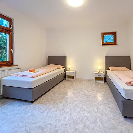 Komplettes Haus - Gr Gruppen - 3 Kuechen - 3 Baeder - Parkplaetze Ludwigsburg